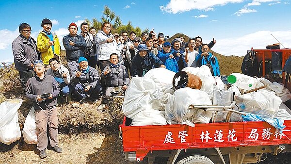 花蓮林管處與布農族人沿「七彩湖」林道間淨山,沿途清理出大量登山客遺留的垃圾。(花蓮林管處提供/王志偉花蓮傳真)
