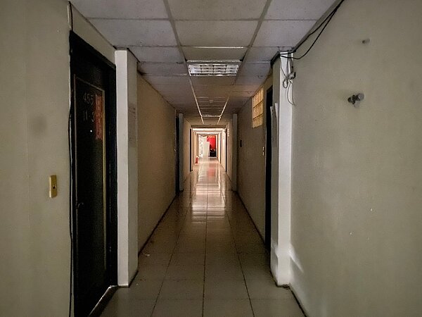 本次永和遭斷電的違規建築隔出27間套房,不但未辦理變更使用執照、室內裝修,更未辦理建築物公共安全檢查簽證與申報。圖/新北市政府提供