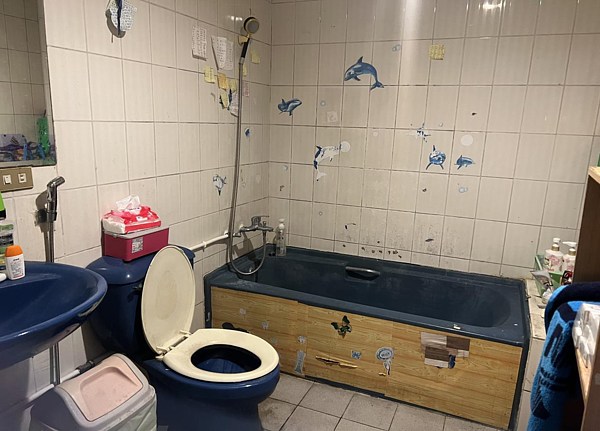 非法旅宿常與旅客期望落差,引發消費爭議,消費毫無保障;照片為非法旅館業真實案例,設備老舊、清潔不佳。圖/北市觀傳局提供