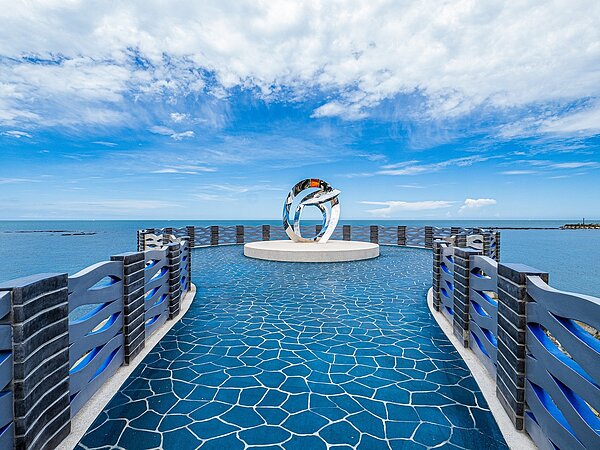 三芝區芝蘭公園－超大型閃亮的婚戒之裝置藝術，搭配遼闊北海岸海景。圖／景觀處提供