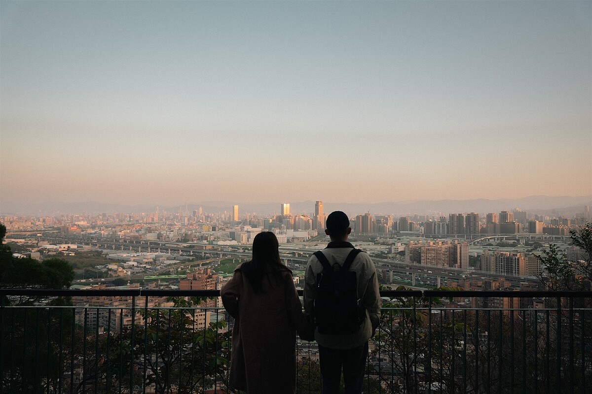 五股區水碓觀景公園，情侶看夕陽美景瞭望雙北的城市景觀。圖／景觀處提供