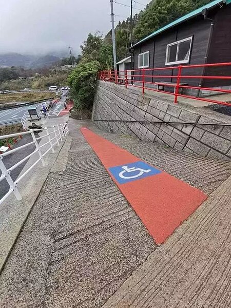 網友拍下日本山口縣的「元乃隅稲成神社」的無障礙坡道。圖擷自路上觀察學院