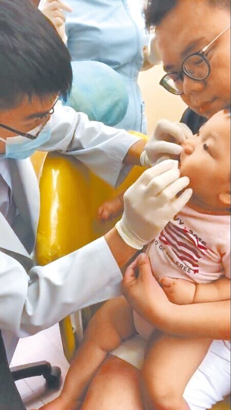 牙醫師指出,戴口罩可能埋下蛀牙、呼吸習慣改變等口腔健康隱憂。(本報資料照片)