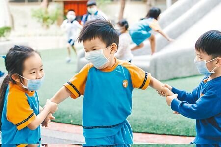 戴口罩會限制顏面表情、口語訊息傳遞,減少訊息暴露量,對於還在發育的學齡前兒童,或有發展遲緩問題的孩子,可能產生負向影響。(郭吉銓攝)
