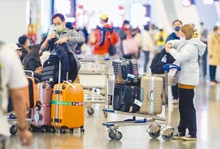 疫情趨緩,許多民眾紛紛出國旅遊,雖使旅遊業業績成長,但也讓缺工問題更明顯。圖為桃園機場入境旅客。(本報資料照片)