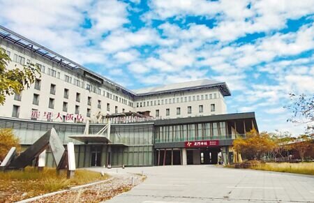 嘉義市北門車站的麗星大飯店閒置13年,今年正式啟動促參案,預計8、9月公告招商,12月底前完成簽約。(呂妍庭攝)