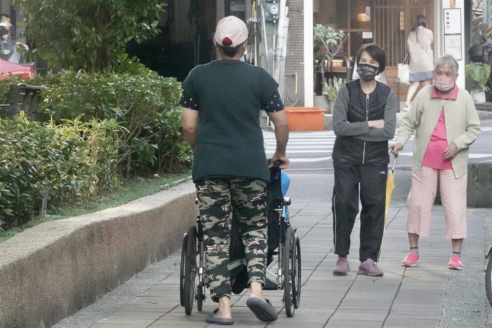 照顧殺人事件層出不窮,促使法務部著手修法。專家表示,照顧悲劇最根本是長照政策問題,長照政策目前力推居家服務、社區服務,僅幫助到輕中度失能者,但對於重度失能者來說,補助依然不夠多,弱勢家庭無法將被照顧者送機構照護,照顧壓力依舊自己扛。記者林俊良/攝影