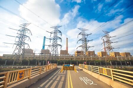 4月電價政府可能優先鎖定漲用電大戶,對此工商界大鳴不平!圖為台中地區的變電塔。(本報資料照片)