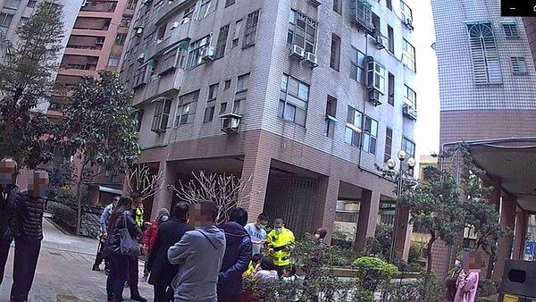 余姓女住戶不滿社區小孩中庭嬉鬧,竟持辣椒水攻擊5童。(翻攝照片/蔡依珍桃園傳真)