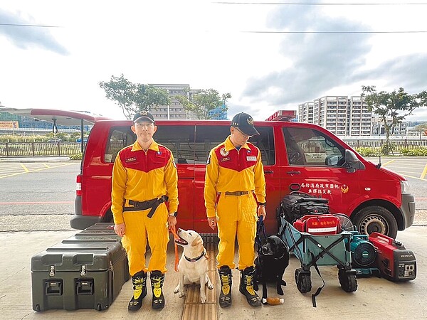 桃園市政府消防局於2014年成立桃園市搜救犬隊，目前共有6隻搜救犬，包括1隻德國狼犬及5隻拉不拉多。（桃園市消防局提供／陳夢茹桃園傳真）