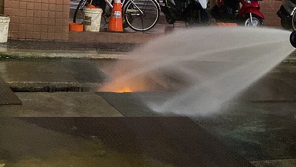 基隆市七堵區工建路今晚疑有瓦斯管線被挖破，導致起火，消防局獲報前往現場灑水壓制。記者邱瑞杰／翻攝