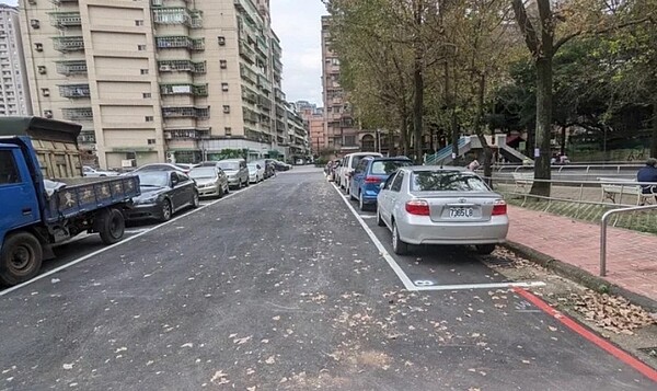 新店區中正路400巷底公有土地改善後,道路兩側也增設停車格供民眾使用,解決車輛隨意停放及環境髒亂等問題。圖/新北市工務局提供