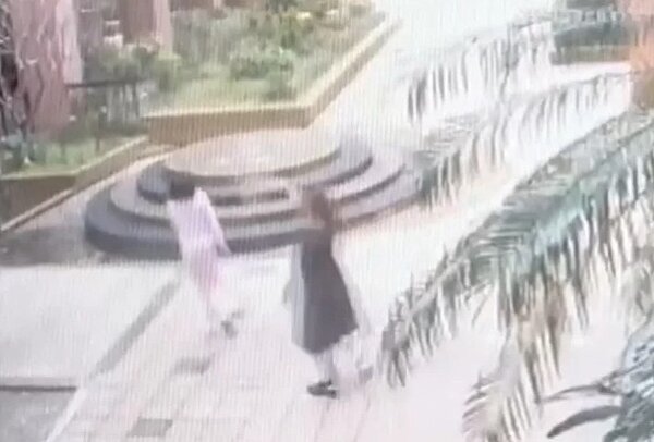 穿黑衣的余姓女子不滿鄰居小孩在社區中庭打球太吵，竟持辣椒水攻擊。記者陳俊智/翻攝
