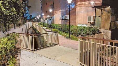 
桃園市水務局將同德國中附近的區域排水開蓋整治，並整合附近雜草叢生的國有地重新活化，不但有景觀廣場綠帶，還增建通學步道，讓學子不用再與車爭道。（蔡依珍攝）
