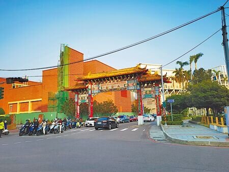 八卦山牌樓乘載彰化縣民的共同記憶,歷經超過一甲子的歲月,牌樓表面油漆嚴重剝落,已經不復當年風采。(吳建輝攝)