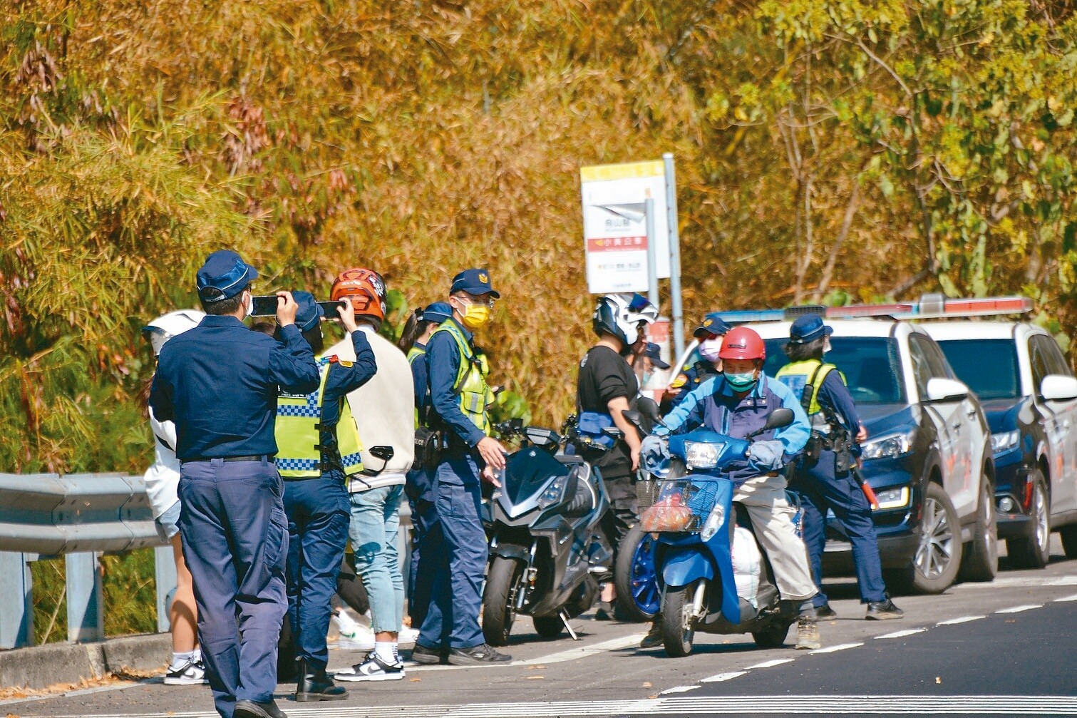 台南182線龍崎段車禍頻傳，警方昨天加強攔查、勸導。記者鄭惠仁／攝影 