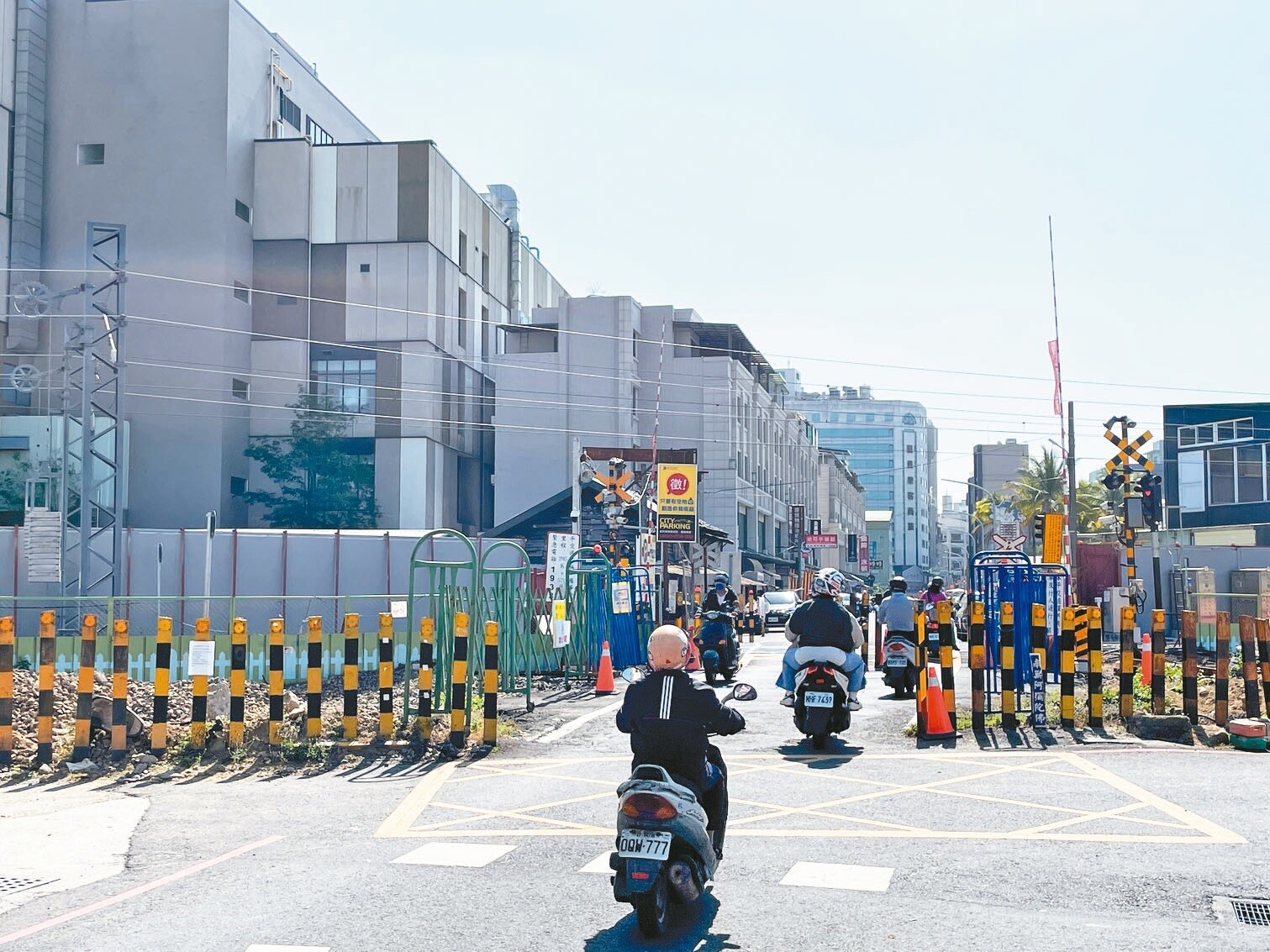 嘉義市國華街平交道只供機慢車和行人通行，不少汽車在窄巷迴轉，市府將增設指示牌，引導提前改道。記者林伯驊／攝影 