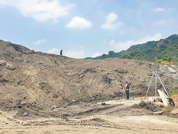 全台事業廢棄物流竄濫倒,除了業者圖謀暴利,也有處理量能不足的窘境,彰濱工業區被相中成為「大本營」。圖為3家上市公司串通下游清運廠商與砂石業者,假資源處理之名、行廢棄之實。(彰化縣環保局提供/吳敏菁彰化傳真)