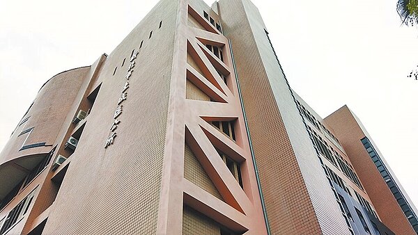 新北市民政局從2018年至2022年投入超過3億元經費,完成197件行政大樓及市民活動中心耐震評估補強或拆除重建,其中土城行政大樓採用鋼構束制斜撐補強工法。(新北市民政局提供/陳慰慈新北傳真)