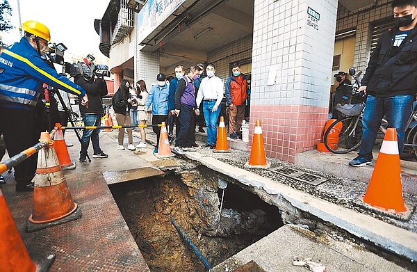 基隆市七堵區一棟大樓施作汙水接管工程，不慎誤觸天然氣公司早期布設管線引發火災，已於12日凌晨搶修完畢，基隆市長謝國樑昨早赴現場視察，要求完善管線圖資。（基隆市政府提供／蔡佩珈基隆傳真）