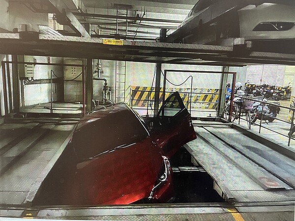 屏東縣東港鎮蘇姓男子疑未注意機械式停車位內狀況,操作後造成劉姓女子車輛毀損、受到驚嚇,提過失傷害告訴。圖/東港警分局提供