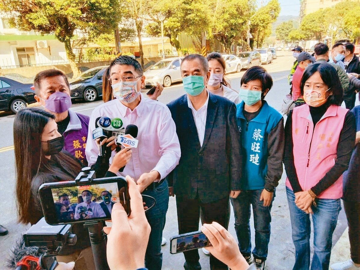 基隆市七堵區工建路的天然氣舊管被鑿破「噴火」,引發民怨。基隆市長謝國樑(圖前排左二)昨天說,近日將邀公用事業單位研議,建立更有效率的應變機制。記者邱瑞杰/攝影