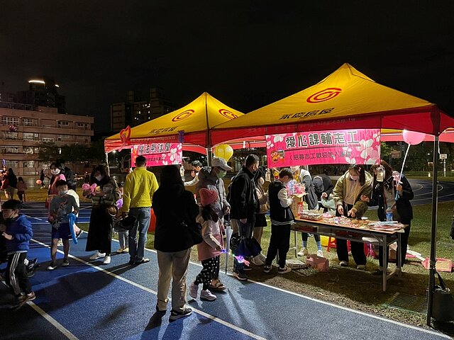 2023年社子親子提燈踩街慶元宵園遊會，摸彩活動大獎抽出iphone14 、55 吋電視等200多項好禮。