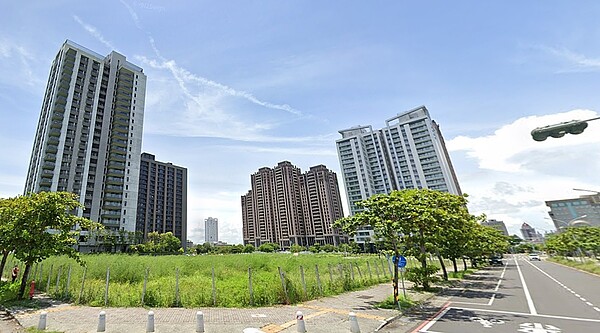 「海景第一排」豪宅 低樓層也夯? 專家分析交易:不意外 安平港「遠奏曲」社區,去(2022)年10月交易7樓戶,總價為4,800萬元,海灣景觀宅身價可見一斑,成交單價為35.1萬元,是社區新高。圖/google map