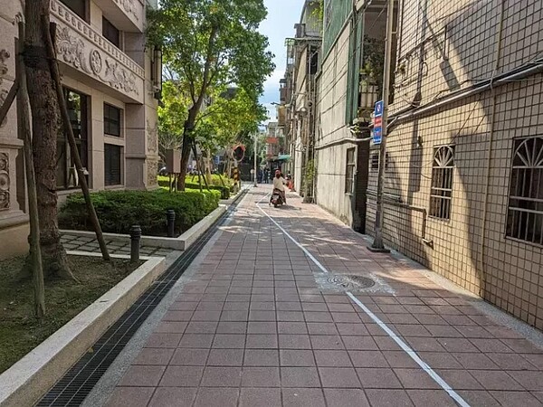 新北市新莊區中華路後側有道路的機車、人行道白線中竟被畫出一條閃電Z字型,民眾批根本不知如何行車,引起熱議。圖/新北市新莊區公所提供