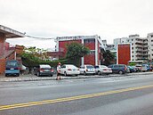 台東市南京路違停嚴重　行人無路走