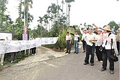 道路在私有地上遭圍　居民抗議用路受阻