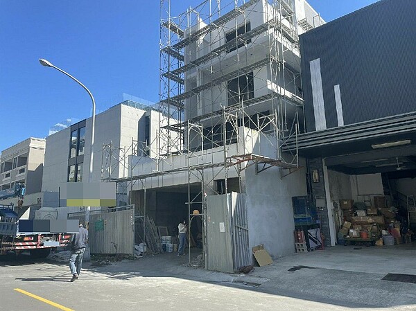 台中市南屯區新富一街一處透天民宅工地,今早傳出工人墜落意外,中區職安中心勒令停工,依法開罰。圖/讀者提供