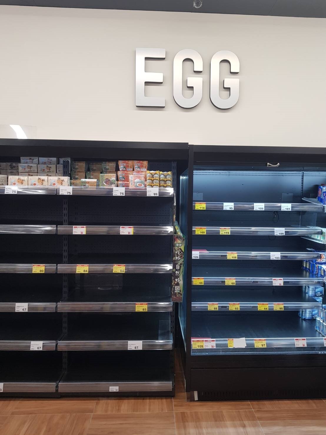 雞蛋產地價格今起漲價2元,產地價為42.5元,農委會表示,消費者預期心理,超市賣場盒裝雞蛋搶購一空。記者彭宣雅/攝影