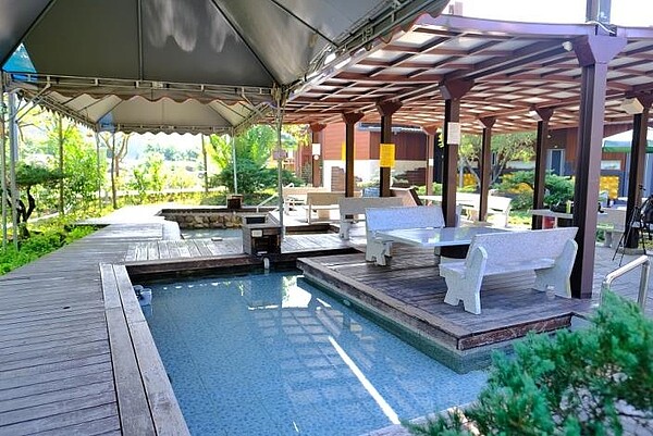 龜丹溫泉體驗池委外經營案再度成功委外,市府觀光旅遊局與業者協力,共同提升服務品質。圖/台南市觀光局提供