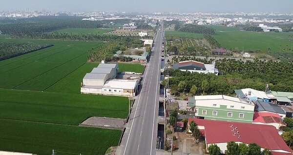 工程將道路整體拓寬至15公尺,雙向各增設機慢車道及人行步道,大幅改善原有汽機車爭道及學生通行安全問題。圖/屏東縣政府提供