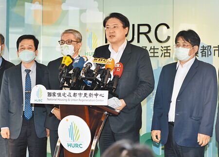 內政部部長林右昌(右二)13日視察國家住都中心,內政部次長花敬群(左二)、內政部營建署署長吳欣修(右一)、國家住都中心執行長黃景茂(左一)陪同。圖∕顏謙隆