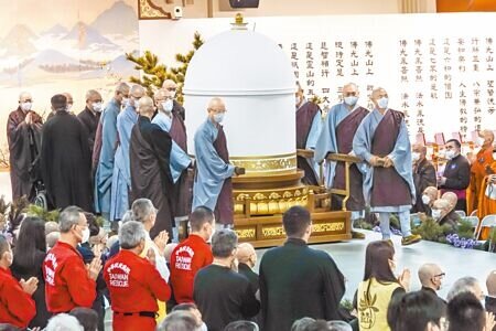 佛光山13日舉行星雲法師圓寂讚頌典禮,向已故佛光山創辦人星雲法師告別,佛光山宗委會主席心保和尚代表致謝,在進行頌念讚師偈、惜別歌、頂禮九拜等儀式後,由心保和尚率法眷代表移法體真身坐龕離開會場。(黃子明攝)