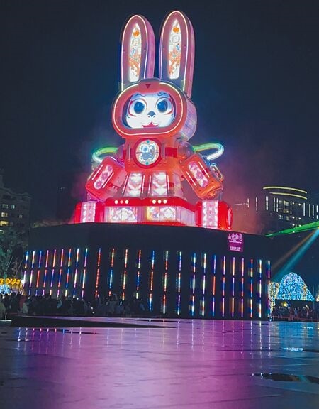 
今年台灣燈會22米高主燈「玉兔壯彩」結合高科技感，成功帶動信義商圈、東區商圈強大人流。（吳奕萱攝）
