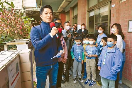 
台北市長蔣萬安（左一）13日前往松山國小迎接學童開學，透過廣播向全校師生問好，並兌現政見讓國小營養午餐時間彈性延後5至10分鐘。（黃世麒攝）
