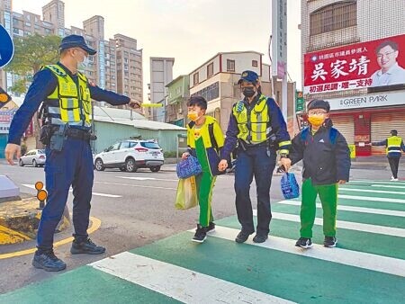 
桃園市政府警察局13日趁開學日執行「護童專案」，並跨局處整合「校園通學安全廊道」，讓學童上學更安全。（蔡依珍攝）
