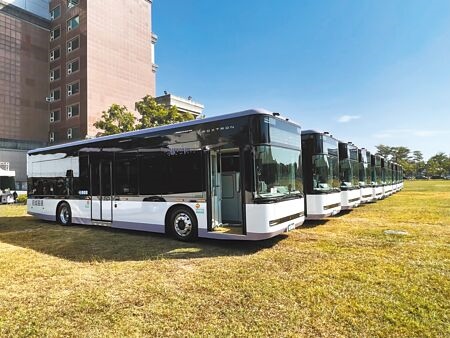 
台南市已有57輛電動公車上路行駛，預定2030年公車全面電動化。（本報資料照片）

