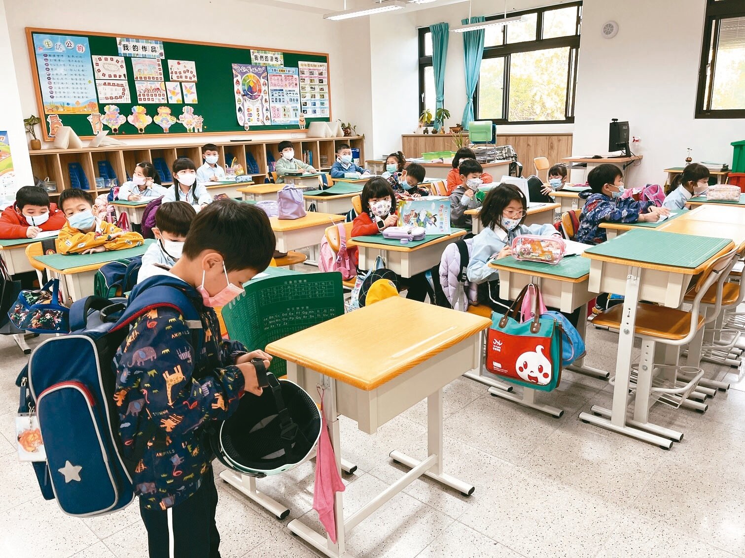 各級學校昨天開學,台中市南區樹德國小學生,口罩仍戴好戴滿。記者洪敬浤/攝影