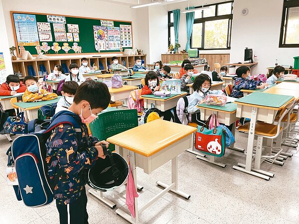 各級學校昨天開學,台中市南區樹德國小學生,口罩仍戴好戴滿。記者洪敬浤/攝影