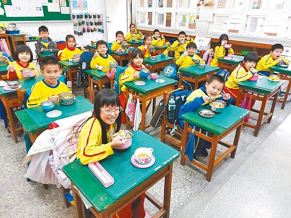 蛋價昨起調漲,學童營養午餐恐吃不到蛋,北市議員呼籲市府提高補助。圖為學童們開心享用營養午餐。(桃園市教育局提供/蔡明亘桃園傳真)