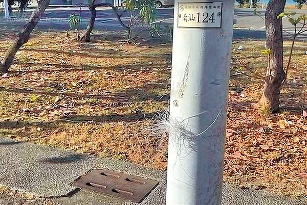 高雄江姓女子12日下午騎機車載著孩子從旗津返回市區,經過風車公園時突然遭1根風箏線「迎面攔截」,所幸緊急煞車無礙。(高市鼓山分局提供/袁庭堯高雄傳真)