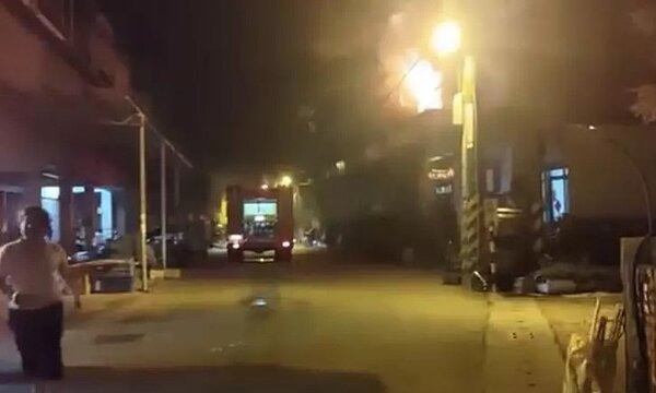 屏東縣里港鄉三和路住宅區一間宮廟昨深夜發生火警，消防人員抵達現場撲滅火勢後，發現屋內有一名年約70男子已被燒成焦屍，發生火警原因正由消防局火調科鑑識人員調查釐清中。圖擷自爆料公社
