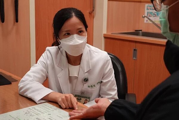 冬季皮膚裂傷多,台中慈濟家庭醫學科主治醫師林佳佳提醒勤保濕。圖/台中慈濟提供