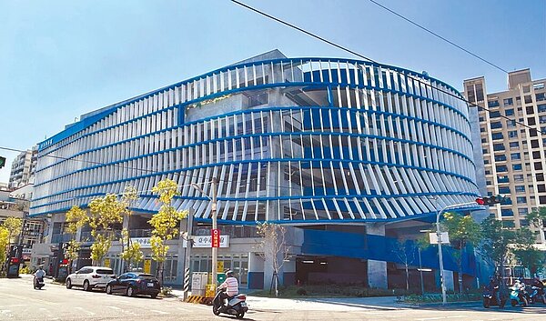 台中市大里區東榮停車場將委外經營，營運廠商制定新的收費標準，但當地民代認為太貴，呼籲調整。（市議員李天生提供／林欣儀台中傳真）