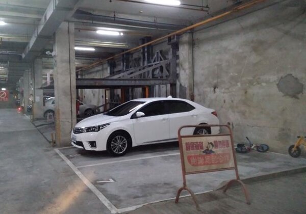 臺南市近期一棟大樓成功完成機械車位合法變更為平面停車位案例，引起社會注意。圖／台南市政府提供