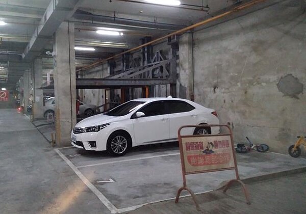 臺南市近期一棟大樓成功完成機械車位合法變更為平面停車位案例,引起社會注意。圖/台南市政府提供